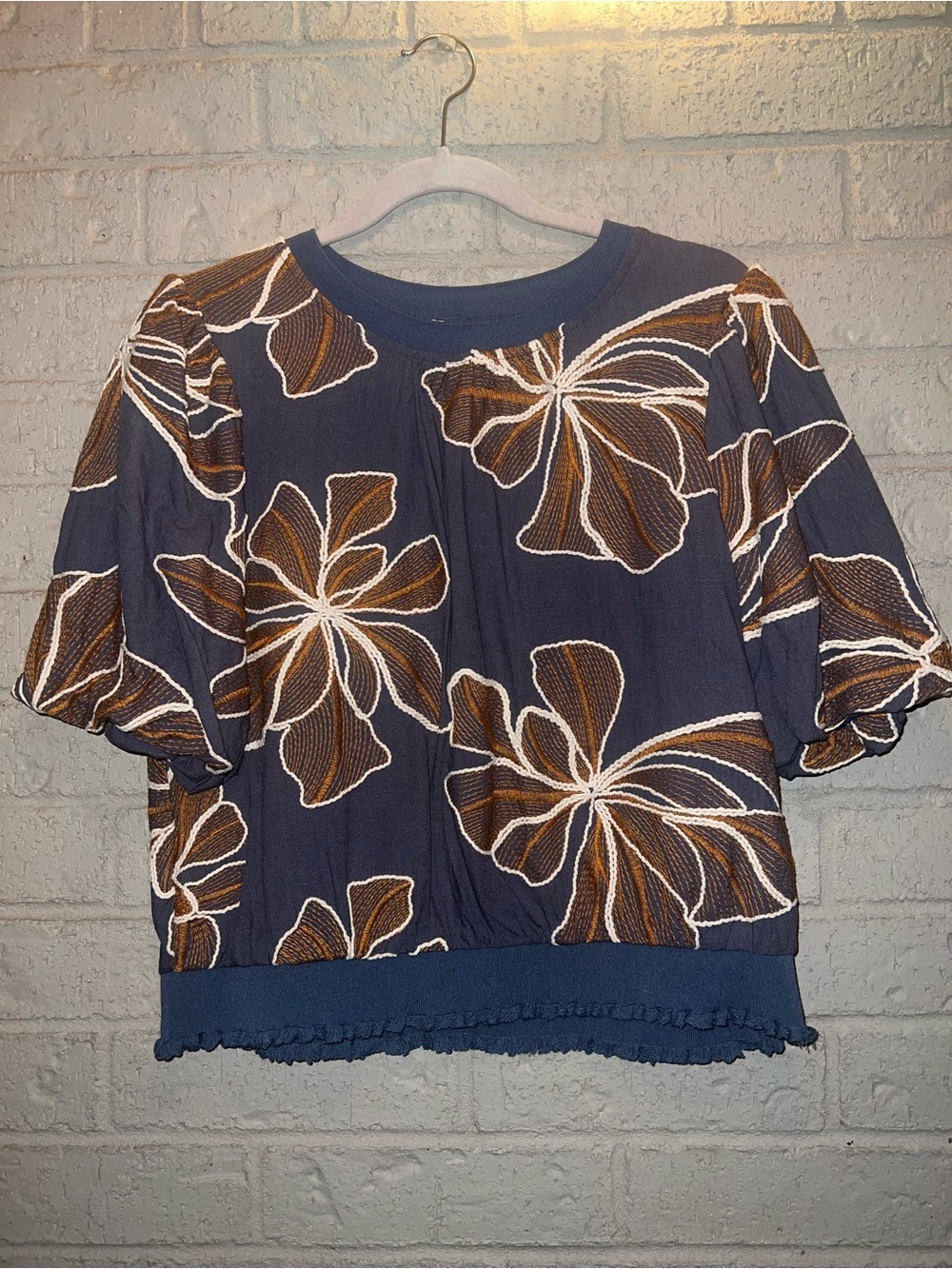 Voy bubble short sleeve embroidered floral top size large